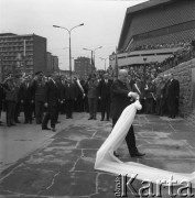 8.05.1971, Katowice, Polska.
50 rocznica III Powstania Śląskiego i 26 rocznica zwycięstwa nad faszyzmem. Józef Cyrankiewicz odsłaniający tablicę pamiątkowej na murze obok Pomnika Powstańców Śląskich. Z tyłu stoją, m.in.: Zdzisław Grudzień, Edward Gierek i Piotr Jaroszewicz.
Fot. Kazimierz Seko, zbiory Ośrodka KARTA