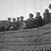 8.05.1971, Katowice, Polska.
50 rocznica III Powstania Śląskiego i 26 rocznica zwycięstwa nad faszyzmem. Odsłanięcie tablicy pamiątkowej na murze obok Pomnika Powstańców Śląskich - uczestnicy uroczystości.
Fot. Kazimierz Seko, zbiory Ośrodka KARTA