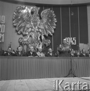 8.05.1971, Katowice, Polska.
Uroczysta akademia w 50-ą rocznicę III Powstania Śląskiego i 26-ą rocznicę zwycięstwa nad faszyzmem, za stołem prezydialnym siedzą od lewej: Edward Babiuch, Zdzisław Grudzień, Józef Cyrankiewicz, NN, Edward Gierek. Przemawia Jerzy Ziętek.
Fot. Kazimierz Seko, zbiory Ośrodka KARTA