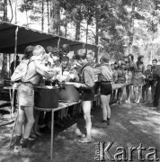Sierpień 1971, Przeczyce, Polska.
Obóz hufca Bielsko-Biała, harcerze stojący w kolejce do kuchni polowej.
Fot. Kazimierz Seko, zbiory Ośrodka KARTA