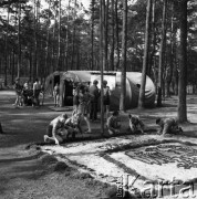 Sierpień 1971, Przeczyce, Polska.
Obóz hufca Bielsko-Biała, grupa harcerzy układających białego orła z szyszek.
Fot. Kazimierz Seko, zbiory Ośrodka KARTA