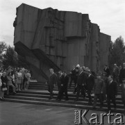 Sierpień 1971, Sosnowiec, woj. Katowice, Polska.
Delegacja parlamentarzystów z Demokratycznej Republiki Wietnamu pod Pomnikiem Czynu Rewolucyjnego.
Fot. Kazimierz Seko, zbiory Ośrodka KARTA