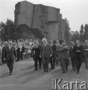 Sierpień 1971, Sosnowiec, woj. Katowice, Polska.
Delegacja parlamentarzystów z Demokratycznej Republiki Wietnamu pod Pomnikiem Czynu Rewolucyjnego.
Fot. Kazimierz Seko, zbiory Ośrodka KARTA