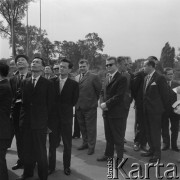 Sierpień 1971, Sosnowiec, woj. Katowice, Polska.
Delegacja parlamentarzystów z Demokratycznej Republiki Wietnamu pod Pomnikiem Czynu Rewolucyjnego.
Fot. Kazimierz Seko, zbiory Ośrodka KARTA