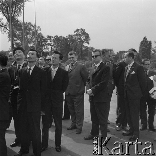 Sierpień 1971, Sosnowiec, woj. Katowice, Polska.
Delegacja parlamentarzystów z Demokratycznej Republiki Wietnamu pod Pomnikiem Czynu Rewolucyjnego.
Fot. Kazimierz Seko, zbiory Ośrodka KARTA