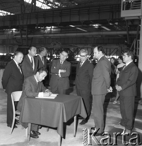 Wrzesień 1971, Katowice, Polska.
Józef Tejchma, sekretarz KC PZPR, z wizytą w Hucie Ferrum, w środku (z założonymi rękami) stoi Zdzisław Grudzień.
Fot. Kazimierz Seko, zbiory Ośrodka KARTA