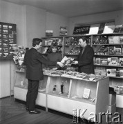 1971, Katowice, Polska.
Mężczyzna kupujący tygodnik 