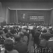1971, Katowice, Polska.
XII Wojewódzka Konferencja Sprawozdawczo-Wyborcza PZPR, za stołem prezydialnym w środku siedzi Edward Gierek. Na ścianie wisi portret Włodzimierza Lenina.
Fot. Kazimierz Seko, zbiory Ośrodka KARTA