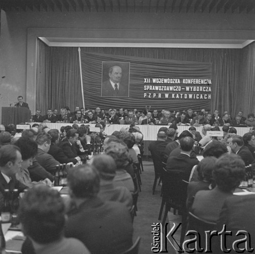1971, Katowice, Polska.
XII Wojewódzka Konferencja Sprawozdawczo-Wyborcza PZPR, za stołem prezydialnym w środku siedzi Edward Gierek. Na ścianie wisi portret Włodzimierza Lenina.
Fot. Kazimierz Seko, zbiory Ośrodka KARTA