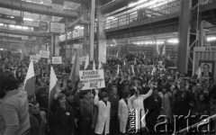 1978, Tychy, woj. Katowice, Polska.
Fabryka Samochodów Małolitrażowych, manifestacja przeciwko bombie neutronowej. Pracownicy zakładu z hasłami: 