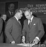 1971, Katowice, Polska.
Konferencja Komitetu Wojewódzkiego PZPR z udziałem Jana Szydlaka (stoi z lewej), członka Biura Politycznego KC PZPR. Na ścianie wisi portret Włodzimierza Lenina.
Fot. Kazimierz Seko, zbiory Ośrodka KARTA