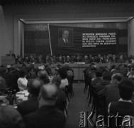 Lata70., Katowice, Polska.
Zebranie aktywu partyjnego, za stołem siedzą m.in. Zdzisław Grudzień, Edward Gierek i Jerzy Ziętek. W tle portret Włodzimierza Lenina i hasło: 