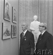 1972, Dąbrowa Górnicza, woj. Katowice, Polska.
Działacze ruchu robotniczego: Jakub Dąbski, jeden z pionierów działalności spółdzielczej na Śląsku i Józef Skalski (z lewej) w Izbie Pamięci Feliksa Dzierżyńskiego w hucie jego imienia.
Fot. Kazimiesz Seko, zbiory Ośrodka KARTA.
