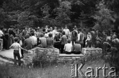 Lata70-te, woj. Katowice, Polska.
Grupa młodzieży podczas zabawy tanecznej pod gołym niebem.
Fot. Kazimiesz Seko, zbiory Ośrodka KARTA.
