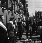 1.05.1972, Katowice, Polska.
Pochód pierwszomajowy, manifestanci z biało-czerwonymi flagami przechodzą przed trybuną honorową, na której stoją przedstawiciele władz. W środku stoi mężczyzna z dziewczynką na rękach.
Fot. Kazimierz Seko, zbiory Ośrodka KARTA