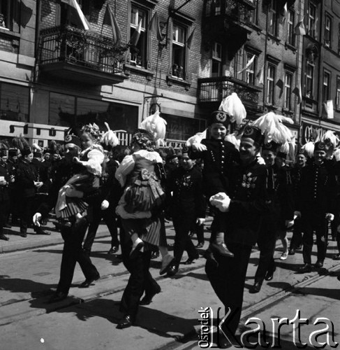 1.05.1972, Katowice, Polska.
Pochód pierwszomajowy, górnicy w strojach galowych niosący na rękach dzieci.
Fot. Kazimierz Seko, zbiory Ośrodka KARTA