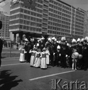 1.05.1972, Katowice, Polska.
Pochód pierwszomajowy, górnicy w strojach galowych i dziewczynki w strojach śląskich.
Fot. Kazimierz Seko, zbiory Ośrodka KARTA