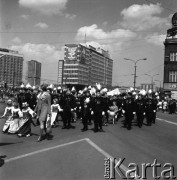 1.05.1972, Katowice, Polska.
Pochód pierwszomajowy, górnicy w strojach galowych i dziewczynki w strojach śląskich. Hasło na transparencie wiszącym na budynku: 