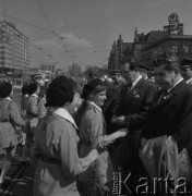 1.05.1972, Katowice, Polska.
Pochód pierwszomajowy, harcerki wręczają goździki przedstawicielom władz wojewódzkich.
Fot. Kazimierz Seko, zbiory Ośrodka KARTA