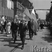 1.05.1972, Katowice, Polska.
Pochód pierwszomajowy, manifestanci z balonikami i flagami przechodzą przed trybuną honorową.
Fot. Kazimierz Seko, zbiory Ośrodka KARTA