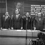2.11.1971, Katowice, Polska.
Konferencja Komitetu Wojewódzkiego PZPR, za stołem prezydialnym stoją od lewej: Zdzisław Grudzień, I Sekretarz KC PZPR Edward Gierek, górnik NN i Jerzy Ziętek, w tle wisi portret Włodzimierza Lenina i hasło propagandowe.
Fot. Kazimierz Seko, zbiory Ośrodka KARTA