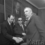 2.11.1971, Katowice, Polska.
Konferencja Komitetu Wojewódzkiego PZPR, Edward Gierek ściska dłonie delegatom. Na ścianie wisi portret Włodzimierza Lenina.
Fot. Kazimierz Seko, zbiory Ośrodka KARTA