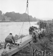 Sierpień 1972, brak miejsca, Beskidy, Polska.
Powódź w miasteczku, robotnicy umacniają wał przeciwpowodziowy betonowymi płytami. 
Fot. Kazimierz Seko, zbiory Ośrodka KARTA