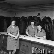 Marzec 1973, Katowice, Polska.
Konferencja Komitetu Wojewódzkiego PZPR, pracownice szatni. W tle ubrania wiszące na wieszakach.
Fot. Kazimierz Seko, zbiory Ośrodka KARTA