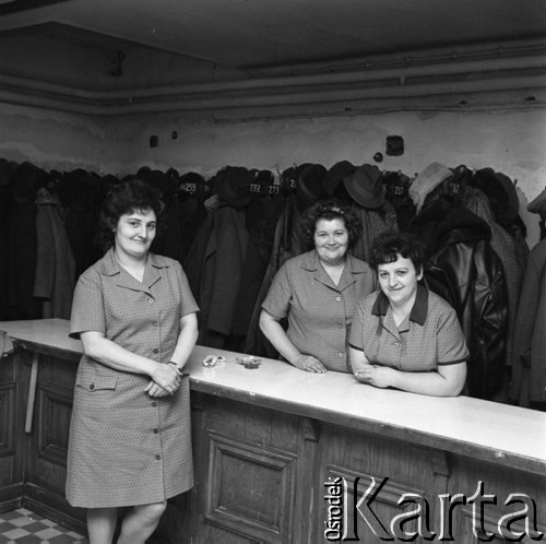 Marzec 1973, Katowice, Polska.
Konferencja Komitetu Wojewódzkiego PZPR, pracownice szatni. W tle ubrania wiszące na wieszakach.
Fot. Kazimierz Seko, zbiory Ośrodka KARTA
