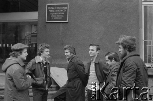 1981, Katowice, Polska.
Zjazd Delegatów Związku Zawodowego Górników, grupa górnikow przeciwnych odbyciu zjazdu przed budynkiem Międzywojewódzkiej Szkoły Partyjnej, w którym toczyły się obrady.
Fot. Kazimierz Seko, zbiory Ośrodka KARTA
