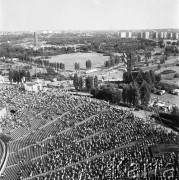 1973, Chorzów, Polska.
Indywidualne Mistrzostwa Świata na żużlu, widok stadionu, na którym rozgrywały się zawody. W tle panorama miasta.
Fot. Kazimierz Seko, zbiory Ośrodka KARTA