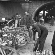 1973, Chorzów, Polska.
Indywidualne Mistrzostwa Świata na żużlu, członkowie ekip technicznych przygotowujący motocykle do startu.
Fot. Kazimierz Seko, zbiory Ośrodka KARTA