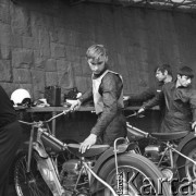 1973, Chorzów, Polska.
Indywidualne Mistrzostwa Świata na żużlu, członkowie ekip technicznych przygotowujący motocykle do startu.
Fot. Kazimierz Seko, zbiory Ośrodka KARTA