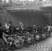 1973, Chorzów, Polska.
Indywidualne Mistrzostwa Świata na żużlu, członkowie ekip technicznych przygotowujący motocykle do startu.
Fot. Kazimierz Seko, zbiory Ośrodka KARTA