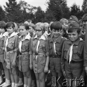 1973, brak miejsca, Polska.
Obóz harcerski, grupa harcerzy w mundurkach podczas zbiórki.
Fot. Kazimierz Seko, zbiory Ośrodka KARTA