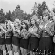 1973, brak miejsca, Polska.
Obóz harcerski, grupa harcerek podczas zbiórki.
Fot. Kazimierz Seko, zbiory Ośrodka KARTA