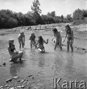 1973, Wisła (okolice), Polska.
Harcerki z Bytomia na obozie koło Wisły, dziewczyny kąpiące się w rzece.
Fot. Kazimierz Seko, zbiory Ośrodka KARTA