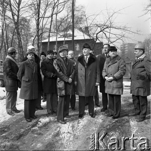 1976, Zabrze, woj. Katowice, Polska.
Edward Gierek i Zdzisław Grudzień (stoi drugi od prawej) na budowie Centrum Aparatury Medycznej.
Fot. Kazimiesz Seko, zbiory Ośrodka KARTA.
