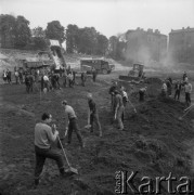 12.05.1974, Będzin, woj. Katowice, Polska.
Czyn społeczny na Górze Zamkowej, na pierwszym planie grupa mężczyzn z łopatami i szpadlami.
Fot. Kazimierz Seko, zbiory Ośrodka KARTA