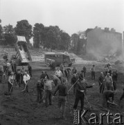 12.05.1974, Będzin, woj. Katowice, Polska.
Czyn społeczny na Górze Zamkowej, na pierwszym planie grupa osób ze szpadlami.
Fot. Kazimierz Seko, zbiory Ośrodka KARTA