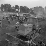 12.05.1974, Będzin, woj. Katowice, Polska.
Czyn społeczny na Górze Zamkowej, na pierwszym planie spychacz.
Fot. Kazimierz Seko, zbiory Ośrodka KARTA