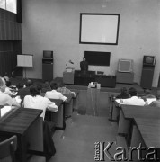 Sierpień 1974, Dąbrowa Górnicza, Polska.
Komitet Miejski Polskiej Zjednoczonej Partii Robotniczej, zajęcia w gabinecie metodycznym.
Fot. Kazimierz Seko, zbiory Ośrodka KARTA