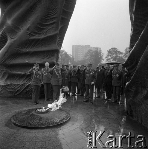 1974, Katowice, Polska.
Grupa weteranów podczas uroczystości pod Pomnikiem Powstańców Śląskich, na pierwszym planie płonący znicz.
Fot. Kazimierz Seko, zbiory Ośrodka KARTA