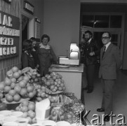 Luty 1975, Katowice, Polska.
Wojewódzka Konferencja Sprawozdawczo-Wyborcza, stoisko z owocami w korytarzu budynku.
Fot. Kazimierz Seko, zbiory Ośrodka KARTA