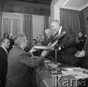 Luty 1975, Katowice, Polska.
Wojewódzka Konferencja Sprawozdawczo-Wyborcza, Edward Gierek przyjmujący prezent z rąk delegatów.
Fot. Kazimierz Seko, zbiory Ośrodka KARTA