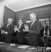 Luty 1975, Katowice, Polska.
Wojewódzka Konferencja Sprawozdawczo-Wyborcza, za stołem prezydialnym stoją od prawej: Edward Gierek i Zdzisław Grudzień.
Fot. Kazimierz Seko, zbiory Ośrodka KARTA