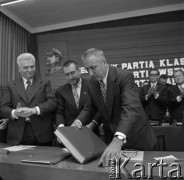 Luty 1975, Katowice, Polska.
Wojewódzka Konferencja Sprawozdawczo-Wyborcza, za stołem prezydialnym stoją od prawej: Edward Gierek i Zdzisław Grudzień. W tle wisi portret Włodzimierza Lenina.
Fot. Kazimierz Seko, zbiory Ośrodka KARTA