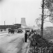 12.05.1974, Katowice, Polska.
Huta Katowice, czyn społeczny budowniczych zakładu, w tle komin elektrociepłowni.
Fot. Kazimierz Seko, zbiory Ośrodka KARTA
