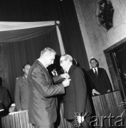 Czerwiec 1975, Katowice, Polska.
Jakub Dąbski, jeden z pionierów działalności spółdzielczej na Śląsku, otrzymuje od Edwarda Gierka Order Budowniczego Polski Ludowej.
Fot. Kazimierz Seko, zbiory Ośrodka KARTA
