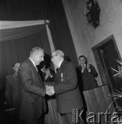 Czerwiec 1975, Katowice, Polska.
Jakub Dąbski, jeden z pionierów działalności spółdzielczej na Śląsku, otrzymuje od Edwarda Gierka Order Budowniczych Polski Ludowej.
Fot. Kazimierz Seko, zbiory Ośrodka KARTA
